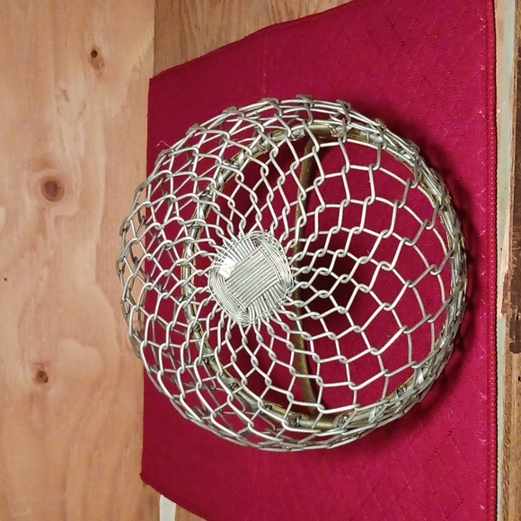 Chain link fence style basket with brass rim and handle - Picture 5 of 11